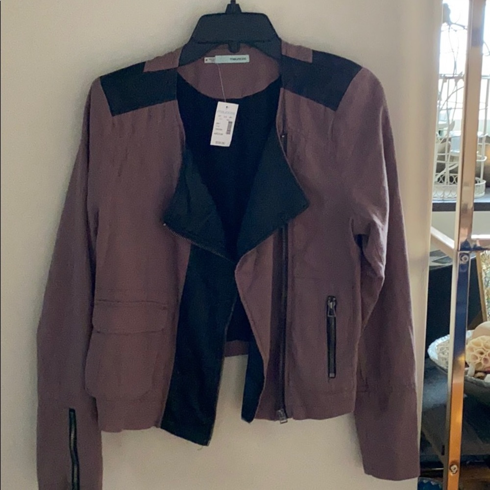 Cute jacket with leather detail
